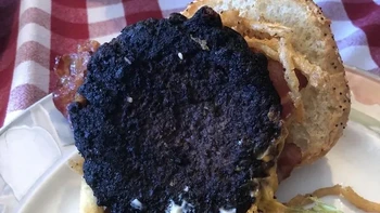 Burger apa ini? Gosong banget dagingnya! Foto: via BrightSide