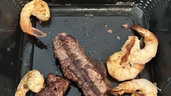 Pesan steak, yang datang makanannya seperti di foto ini. Foto: via BrightSide