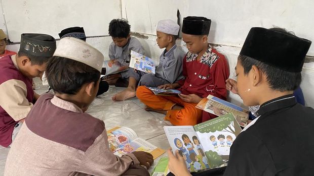 Berbuatbaik bagi buku untuk anak-anak di Bantargebang (Devi/detikcom)