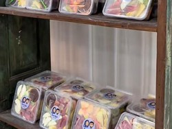 Viral! Pengantin Bagikan 1,2 Ton Rujak sebagai Souvenir Pernikahan