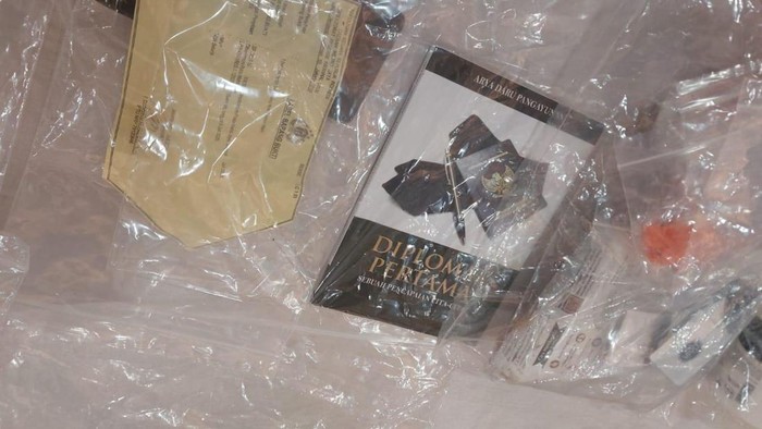 Pada saat Polda Metro Jaya mengungkapkan kasus kematian, Selasa (29/7/2025), buku tersebut turut ditampilkan sebagai barang bukti. Buku karangan Arya Daru Pangayunan tersebut berjudul Diplomat Pertama Sebuah Pencapaian Cita-cita.