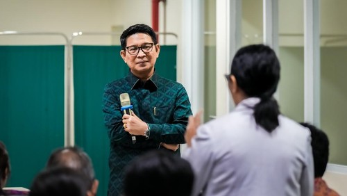 Bupati Badung, I Wayan Adi Arnawa, memberikan pengarahan kepada pejabat dan perwakilan tenaga medis di Ruang Diklat, Gedung G Lantai II, RSD Mangusada, Mengwi, Selasa (29/7/2025). (Dok. Pemkab Badung)