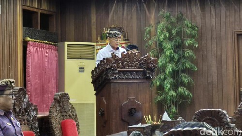 Bupati Klungkung I Made Satria menyampaikan jawaban atas Pandangan Umum (PU) Fraksi-fraksi DPRD Kabupaten Klungkung dalam Sidang Paripurna, Senin (28/7/2025). (Ni Komang Ayu Leona Wirawan)