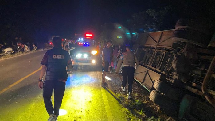 Bus rombongan jemaah umrah di Jambi  terguling di Muba