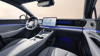 Di bagian kabin, BYD Sealion 06 menampilkan tata letak dasbor simeteris. Interiornya juga dilengkapi dengan layar infotainment 15,6 inci di tengah dengan gaya floating atau mengambang, kluster instrumen digital, dan setir palang empat dengan bagian bawah datar. Konsol tengah dilengkapi dengan dua cupholder, tombol putar suhu untuk kompartemen pendingin, dan bantalan pengisi daya nirkabel untuk gadget. Kulkas internalnya mampu menyimpan sekitar empat botol. Tersedia dua pilihan warna interior. Foto: Dok. BYD