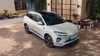 SUV ini memiliki tampilan depan tertutup dengan lampu depan split-level, intake sudut besar, bilah lampu belakang bergelombang, dan gagang pintu semi-recessed. BYD menawarkan model ini dalam lima warna cat eksterior. Foto: Dok. BYD