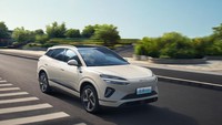 Bicara jantung pacunya, untuk varian full listrik semua model menggunakan penggerak roda belakang dan dibangun dengan sistem 400V atau 800V. Tipe entry-levelnya yaitu versi Navigation 400V dilengkapi dengan baterai 65,28 kWh dengan tenaga maksimal 170 kW dan torsi 330 Nm serta daya jangkau 520 km (CLTC). Versi Navigation Pro dan Navigation Plus 800V menggunakan baterai 78,72 kWh, dengan output motor meningkat menjadi 180 kW dan jangkauan 605 km (CLTC). Platform 800V memungkinkan efisiensi pengisian daya yang lebih tinggi. Foto: Dok. BYD