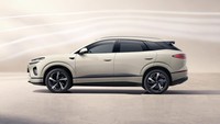 Sementara itu, varian plug-in hybrid menggunakan sistem DM-i generasi kelima BYD. Sistem itu memadukan mesin 1,5 liter dengan daya 74 kW dan torsi 126 Nm yang dihubungkan dengan motor listrik 160 kW dan torsi 260 Nm. Versi Pilot entry-level dilengkapi baterai 18,3 kWh, menawarkan daya jangkau listrik sejauh 121 km (CLTC) dan kemampuan pelepasan daya eksternal 3,3 kW. Versi Pilot Pro dan Pilot Plus dilengkapi baterai 26,6 kWh, yang meningkatkan jangkauan listrik menjadi 170 km. Versi ini mendukung pengisian cepat DC 54 kW. Foto: Dok. BYD