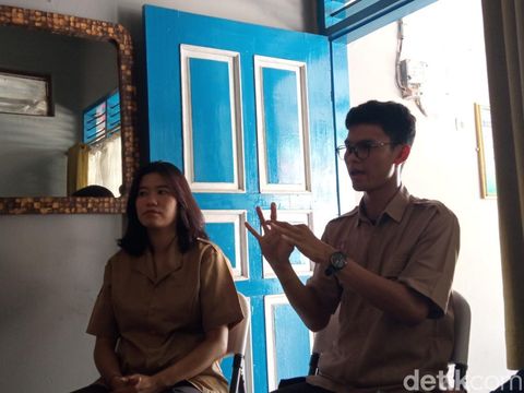 Caca dan Daffa (kanan), bersama berkomunikasi dengan Damon (kiri)