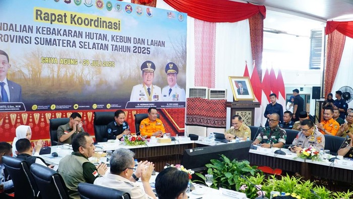 Cik Ujang saat Rakor Pengendalian Karhutla bersama Menteri Lingkungan Hidup Hanif Faisol Nurofiq, Kepala BNPB Suharyanto, dan lainnya di Griya Agung