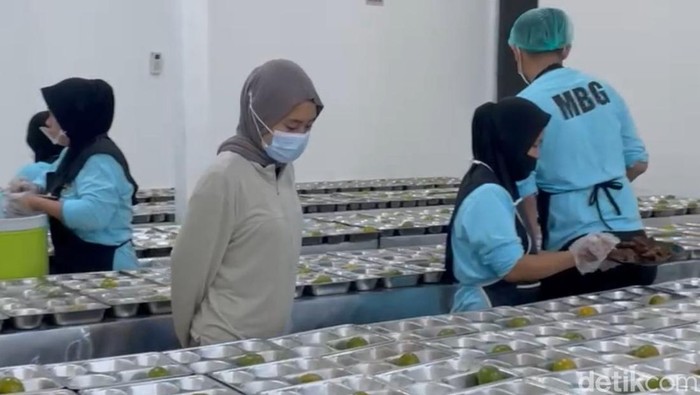 Tim dapur menyiapkan 3.000 MBG untuk pelajar di Pontianak Barat.
