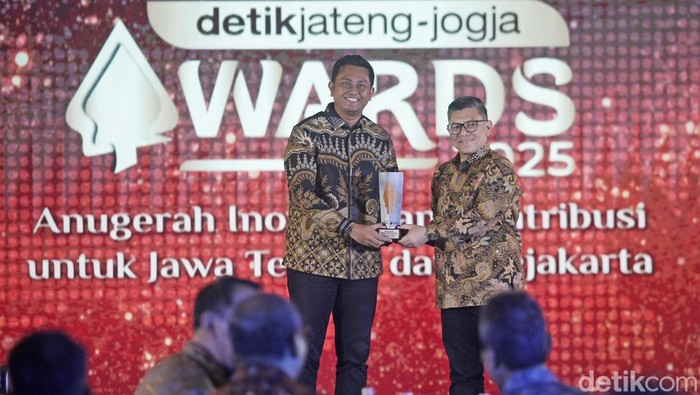 Pemimpin Redaksi detikcom Alfito Deannova Gintings  menyerahkan penghargaan memberi penghargaan kepada Bupati Klaten Hamenang Wajar Ismoyo, S.I.Kom di detikJateng-Jogja Awards 2025 di Gedung Gradhika Bhakti Praja Kota Semarang, Rabu (23/7/2025) malam.