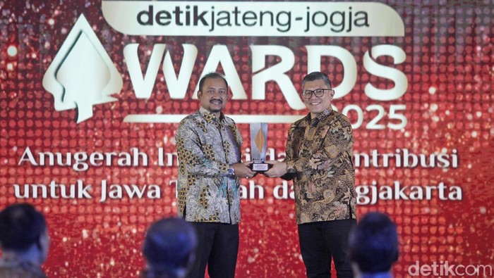 Pemimpin Redaksi detikcom Alfito Deannova Gintings  menyerahkan penghargaan memberi penghargaan kepada Bupati Pemalang, Anom Widiyantoro di detikJateng-Jogja Awards 2025 di Gedung Gradhika Bhakti Praja Kota Semarang, Rabu (23/7/2025) malam.