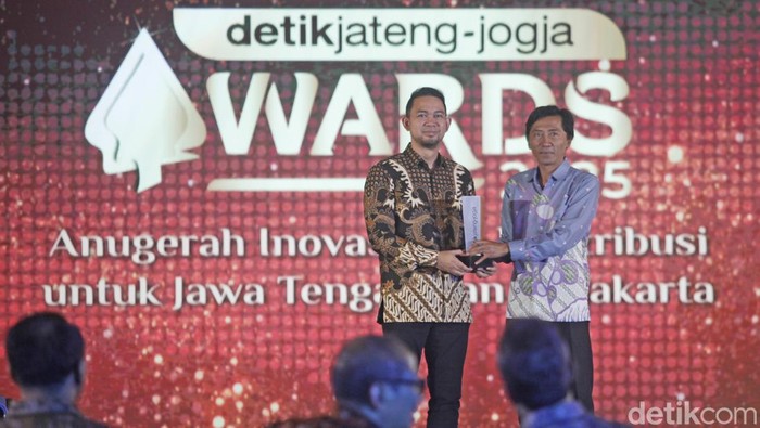 Rektor Udinus Prof. Dr. Pulung Nurtantio Andono terima penghargaan detikJateng-Jogja Awards 2025 di Gedung Gradhika Bhakti Praja, Kantor Gubernur Jawa Tengah, Semarang, Rabu (23/7/2025) malam.