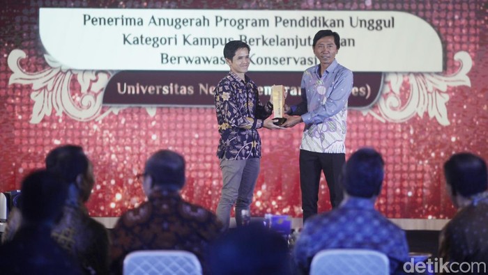 Manajer Regional Detikcom, Triono Wahyu Sudibyo menyerahkan penghargaan kepada Kepala UPT Humas Unnes, Rahmat Petuguran yang mewakili Rektor Unnes, Prof. Dr. S. Martono, M.Si. di Gedung Gradhika Bhakti Praja, Kantor Gubernur Jawa Tengah, Semarang, Rabu (23/7/2025) malam.