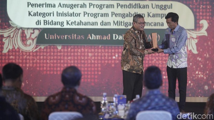 Manajer Regional detikcom, Tri Wahyu Sudibyo, menyerahkan penghargaan ke Rektor UAD, Prof Muchlas dalam acara detikJateng-Jogja Awards 2025 di Semarang, Rabu (23/7/2025) malam.
