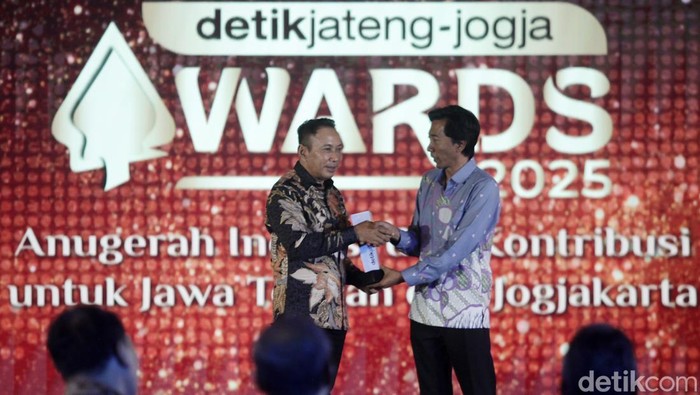 Manajer Regional detikcom, Triono Wahyu Sudibyo (kanan) menyerahkan penghargaan ke Kepala Kanwil ATR/BPN Jawa Tengah, Lampri A.Ptnh. S.H.M.H di Semarang, Rabu (23/7/2025).