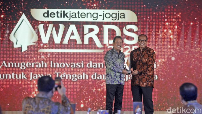 Menteri KKP Sakti Wahtu Trenggono mendapatkan penghargaan di detikJateng-Jogja Awards 2025, Rabu (23/7/2025).