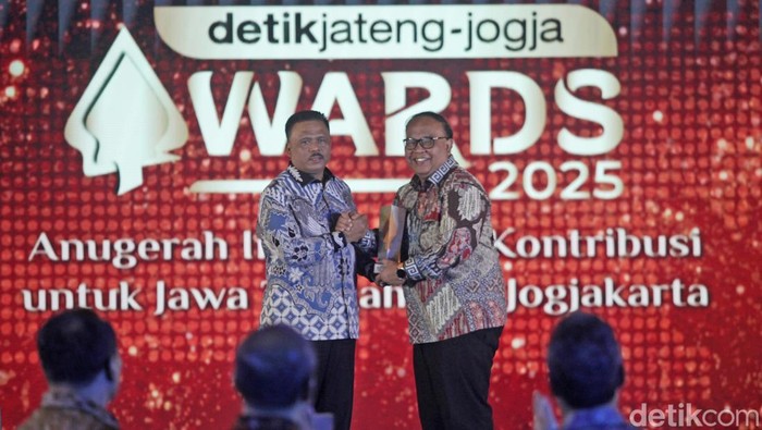 Direktur Transmedia Latif Harnoko menyerahkan penghargaan kepada Kakorlantas Irjen Pol Agus Suryonugroho di detikJateng-Jogja Awards 2025, Rabu (23/7/2025).