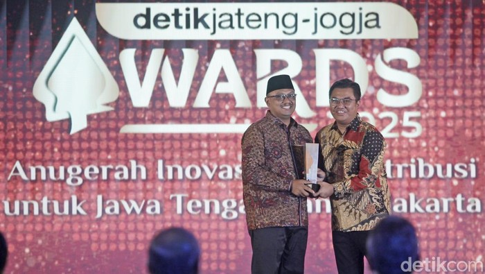 Kapolres Klaten, AKBP Nur Cahyo Ari Prasetyo, terima penghargaan dari detikJateng-Jogja Awards 2025 di Semarang, Rabu (23/7/2025) malam.
