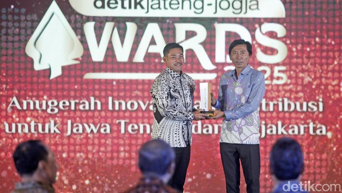 Manager Regional detikcom, Triono Wahyu Sudibyo, menyerahkan penghargan detikJateng-Jogja Awards 2025 ke Kapolres Grobogan AKBP Ike Yulianto Wicaksono di Gedung Gradhika Bhakti Praja, Semarang, Rabu (23/7/2025).