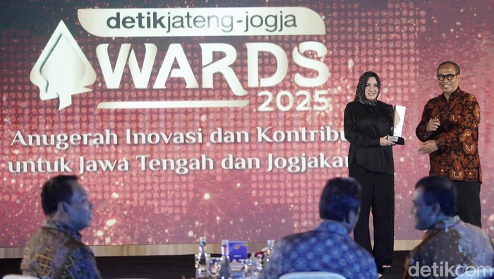 Bupati Pekalongan, Dr Hj Fadia Arafiq terima penghargaan detikJateng-Jogja Awards 2025 di Gedung Gradhika Bhakti Praja, Semarang, Rabu (23/7/2025)