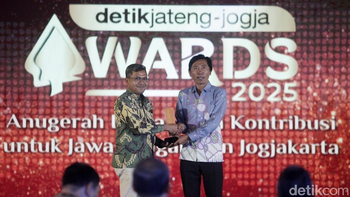 Ketua Fraksi Golkar DPRD Jateng, Ferry Wawan Cahyono saat menerima penghargaan di detikJateng-Jogja Awards 2025, Rabu (23/7/2025).