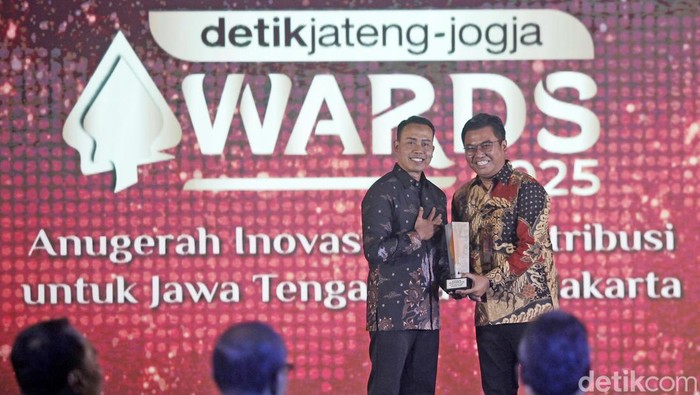Bripka Fendy menerima penghargaan detikJateng-Jogja Awards 2025, Rabu (23/7/2025).