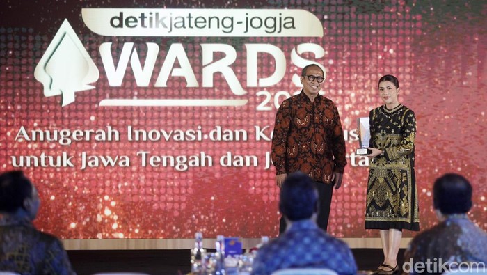 Wakil Bupati Kudus, Bellinda Birton menerima penghargaan detikJateng-Jogja Awards 2025, Rabu (23/7/2025).