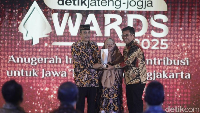 Guru Rasino menerima penghargaan detikJateng-Jogja 2025, Rabu (23/7/2025). Penghargaan itu diberikan karena tekadnya melestarikan budaya di tengah keterbatasan.