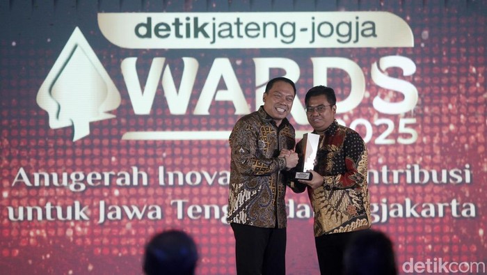 Direktur Utama (Dirut) Jasa Marga, Prof Rivan Achmad Purwantono menerima penghargaan detikJateng-Jogja Awards 2025 di Gedung Gradhika Bhakti Praja, Semarang, Rabu (23/7/2025).