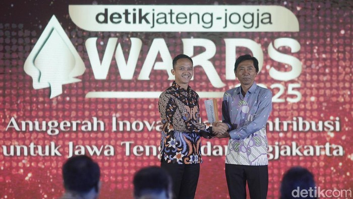 Kapolres Demak AKBP Ari Cahya Nugraha menerima penghargaan detikJateng-Jogja Awards 2025, Rabu (23/7/2025).
