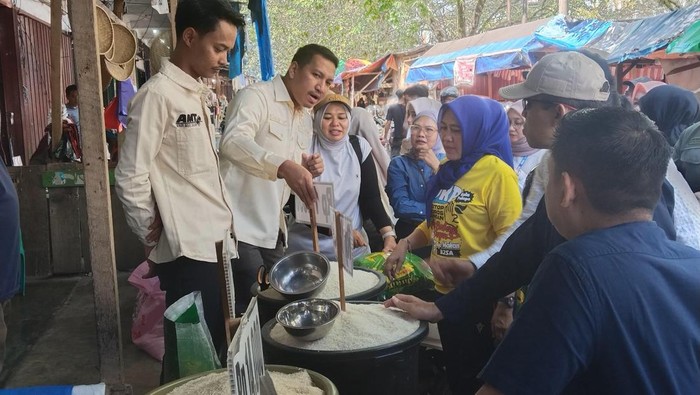 Dinas Perdagangan Palopo memantau harga beras di Pasar Sentral.