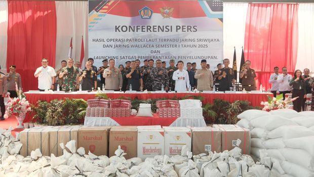 Direktorat Jenderal Bea dan Cukai Kementerian Keuangan resmi menutup Operasi Patroli Laut Terpadu Semester I Tahun 2025. Melalui operasi itu, penindakan terhadap aktivitas barang ilegal telah mencapai 14.657 dengan nilai kerugian negara yang berhasil diselamatkan senilai Rp 4,3 triliun. (Dok. DJBC)