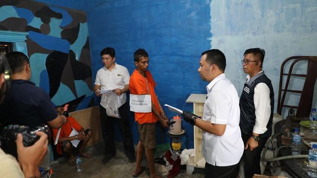 Dirresnarkoba Polda Sumut Kombes Jean Calvijn saat mengecek ruangan yang digunakan untuk memproduksi ekstasi. (Dok. Polda Sumut)