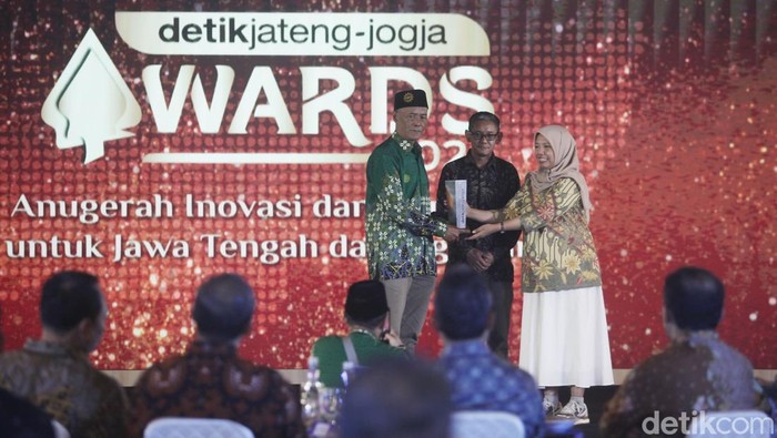Dusun Krajan Banjarnegara terima penghargaan detikJateng-Jogja, Rabu (23/7/2025). Penghargaan diberikan karena aksi kesalehan sosial yang terbukti dari banjir daging kurban di daerah tersebut beberapa tahun terakhir.