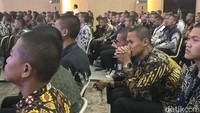 Ada juga yang sambil berdoa agar namanya disebut dan dinyatakan lolos masuk Akadami Kepolisian.
