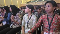 Wajah para taruna dan taruni menampilkan ekspresi tegang saat menunggu pengumuman rekrutmen Akpol. Ada yang saling menguatkan dengan berpegangan tangan.