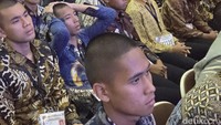 Mereka juga terlihat tampak pasrah menunggu hasil akhir. Ada yang kepalanya tertunduk sambil menelungkupkan tangannya, dan ada juga yang memegangi kepalanya.