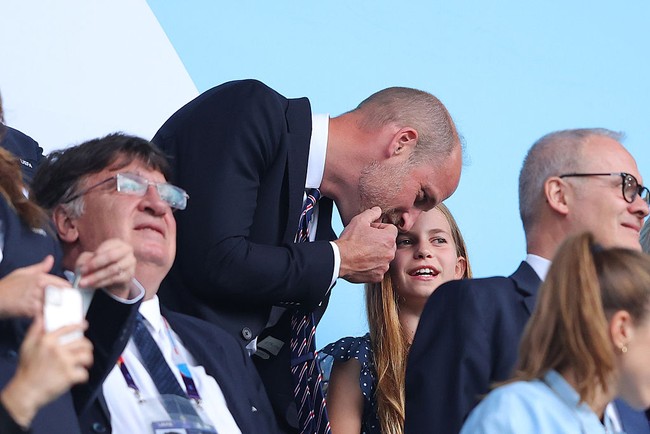 Final Euro Putri 2025 berlangsung di Basel, Swiss, baru-baru ini. Tampak Putri Charlotte duduk di bangku tribun bersama ayahnya. (Foto: James Gill - Danehouse/Getty Images)
