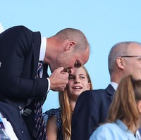 Final Euro Putri 2025 berlangsung di Basel, Swiss, baru-baru ini. Tampak Putri Charlotte duduk di bangku tribun bersama ayahnya. (Foto: James Gill - Danehouse/Getty Images)