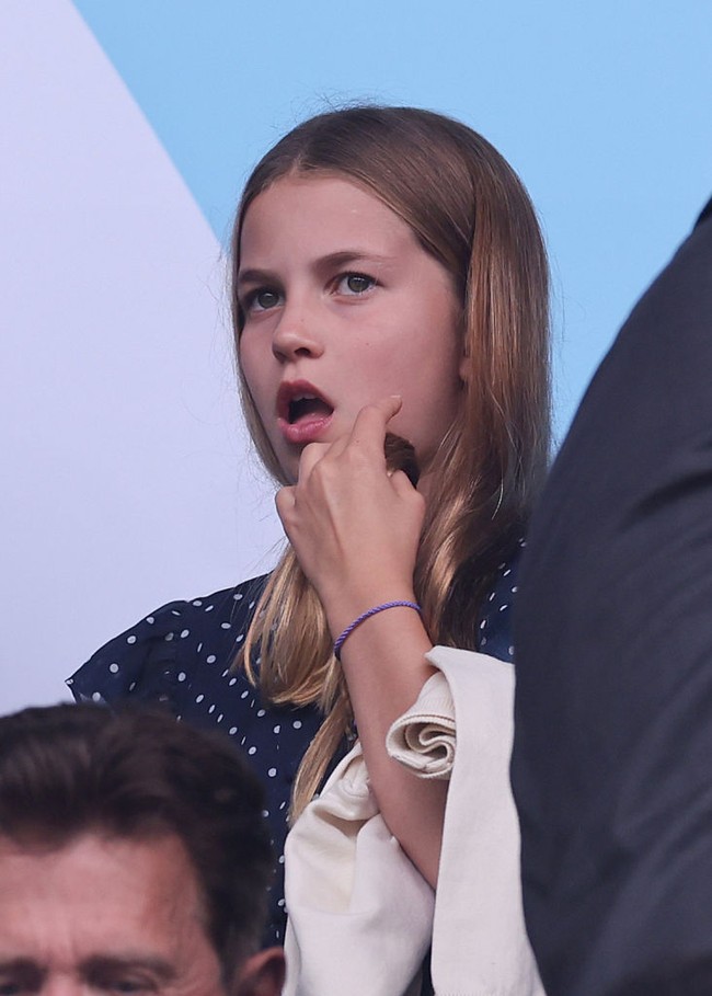 Ini bukan pertama kalinya Charlotte hadir di ajang olahraga besar. Awal Juli lalu, ia juga terlihat di Wimbledon bersama ayah, ibu, dan kakaknya, Pangeran George. Saat itu, ekspresi Charlotte yang fokus dan ikut tegang saat menyaksikan laga final putra jadi sorotan netizen. (Foto: Catherine Ivill - AMA/Getty Images)
