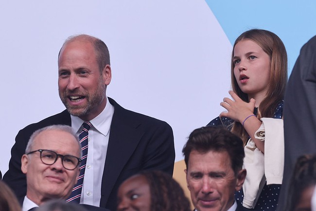 Dalam momen tersebut, William tampil rapi dengan setelan jas gelap, kemeja putih, dan dasi merah bergaris. Charlotte pun tak kalah stylish dengan gaun polkadot beraksen ruffle dan kardigan krem yang membuatnya terlihat manis sekaligus anggun. (Foto: Catherine Ivill - AMA/Getty Images)