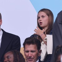 Dalam momen tersebut, William tampil rapi dengan setelan jas gelap, kemeja putih, dan dasi merah bergaris. Charlotte pun tak kalah stylish dengan gaun polkadot beraksen ruffle dan kardigan krem yang membuatnya terlihat manis sekaligus anggun. (Foto: Catherine Ivill - AMA/Getty Images)