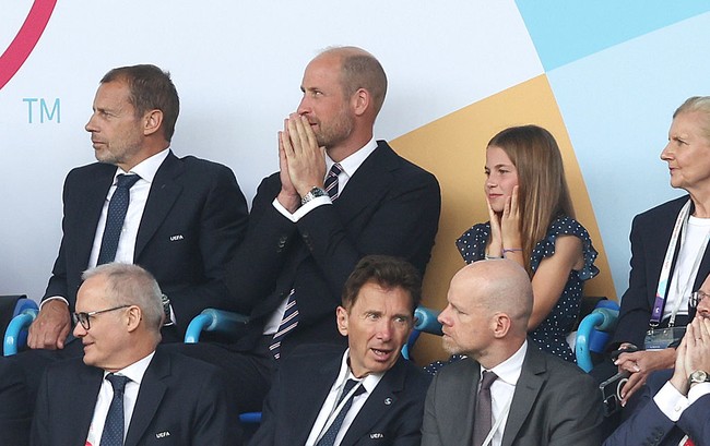 Keduanya tampak begitu serius mengikuti jalannya pertandingan yang penuh ketegangan. Charlotte sendiri dikenal sebagai fans berat timnas sepak bola wanita Inggris. Bahkan sejak 2022, William pernah menceritakan bahwa Charlotte sangat bangga dengan kemampuannya sebagai penjaga gawang. “Charlotte bilang dia jago jadi kiper,” kata William kepada para pemain saat itu. (Foto: Getty Images/Crystal Pix/MB Media)