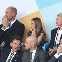 Keduanya tampak begitu serius mengikuti jalannya pertandingan yang penuh ketegangan. Charlotte sendiri dikenal sebagai fans berat timnas sepak bola wanita Inggris. Bahkan sejak 2022, William pernah menceritakan bahwa Charlotte sangat bangga dengan kemampuannya sebagai penjaga gawang. “Charlotte bilang dia jago jadi kiper,” kata William kepada para pemain saat itu. (Foto: Getty Images/Crystal Pix/MB Media)