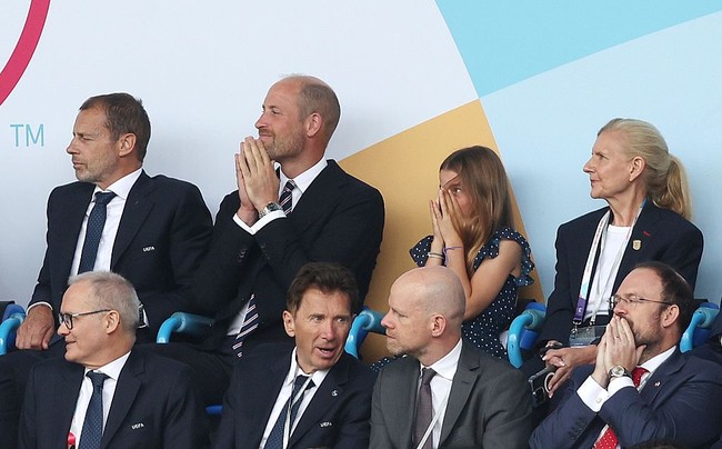 Salah satu momen paling lucu adalah saat Charlotte menutupi pipinya dengan tangan karena tegang, ekspresi yang langsung bikin publik teringat pada sang ayah yang juga ikut tegang menyaksikan laga. (Foto: Getty Images/Crystal Pix/MB Media)