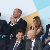 Salah satu momen paling lucu adalah saat Charlotte menutupi pipinya dengan tangan karena tegang, ekspresi yang langsung bikin publik teringat pada sang ayah yang juga ikut tegang menyaksikan laga. (Foto: Getty Images/Crystal Pix/MB Media)