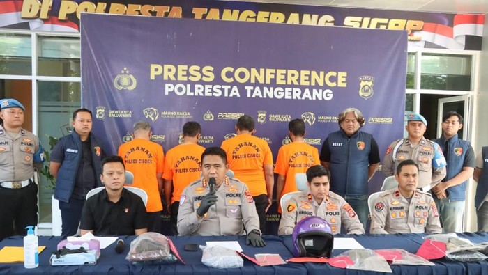 Empat pengemudi ojek pangkalan ditetapkan sebagai tersangka setelah memaksa ibu membawa bayi turun dari taksi online di Tigaraksa, Banten. (dok Istimewa)
