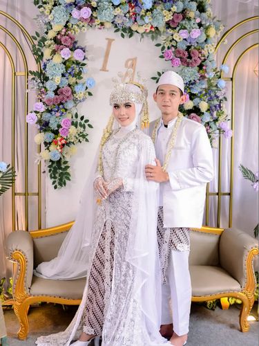 Foto pernikahan Intan Permatasari dan Azis, yang awal mula bertemu melalui taaruf online.